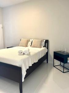 un letto con due asciugamani sopra in una camera da letto di Breathtaking 2-Bedroom Beachside Apartment a San Juan