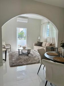 een woonkamer met een bank en een tafel bij Breathtaking 2-Bedroom Beachside Apartment in San Juan