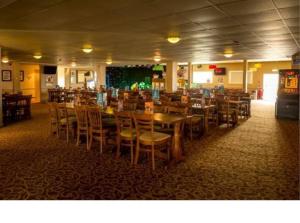 uma sala de jantar com mesas e cadeiras num restaurante em Whitstable retreat em Seasalter