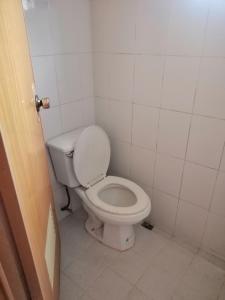 een badkamer met een wit toilet in een kamer bij Inn Maugay Bed and Bath in Sagada