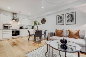a living room with a couch and a table at BR2 - Stunning 1 Bed Apartment Heart of Borough in London