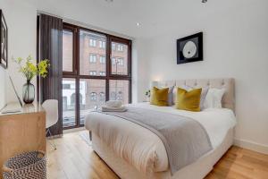 a bedroom with a large bed and a large window at BR2 - Stunning 1 Bed Apartment Heart of Borough in London