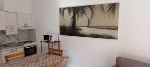 a kitchen with a picture of palm trees on the wall at Dpto PLAZA SAENZ PEÑA CÉNTRICO in Paraná