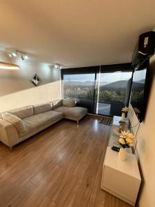 sala de estar con sofá y mesa en Confortable Departamento VLC en Santiago
