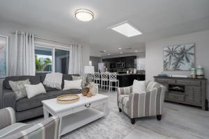 Χώρος καθιστικού στο Shells N Sunshine! Getaway Destination Just Minutes from the White Sandy Beaches of Fort Myers! home +33 φωτογραφίες