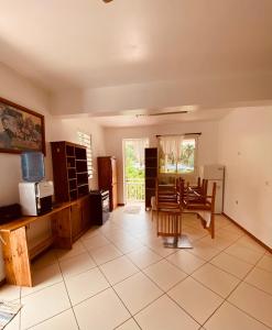 uma sala de estar com uma mesa e uma sala de jantar em La Maison Orange em Moorea