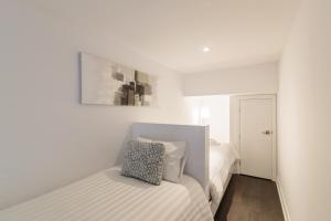 Cama ou camas em um quarto em Parc Avenue Residences Mile End