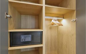 un pequeño armario con microondas en una habitación en Fewo 20 Putbus-rgen, en Wreechen