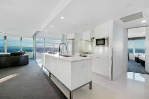 Kuchyň nebo kuchyňský kout v ubytování Q Tower at Surfers Paradise - Self Contained & Privately Managed - Wow Stay