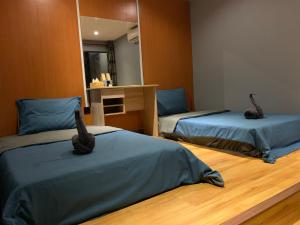 Tempat tidur dalam kamar di bamboo homestay M2 小竹林 仙本那 榻榻米独栋房源六间房间独立卫生浴 步行码头十分钟