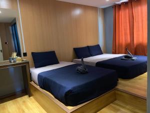Tempat tidur dalam kamar di bamboo homestay M2 小竹林 仙本那 榻榻米独栋房源六间房间独立卫生浴 步行码头十分钟