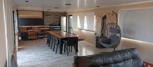 eine Küche und ein Esszimmer mit einem Tisch und Stühlen in der Unterkunft Quinta Los Pinos Paraná in Paraná