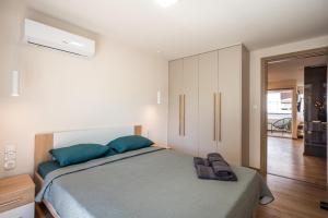 - une chambre avec un grand lit et des oreillers bleus dans l'établissement Andys House, à Héraklion
