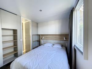 Posteľ alebo postele v izbe v ubytovaní Mobil-home tout confort 6 pers, 3 ch, 2 sdb, piscine, à 200m de la plage, plein cœur de Jullouville - FR-1-361A-55 + 9 fotografií