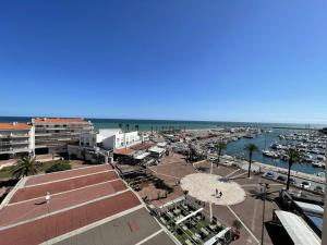 widok na miasto z portem i ocean w obiekcie Saint-Cyprien : T2 cabine, climatisé, 6 pers, animaux admis, parking sécurisé - FR-1-106-78 w mieście Saint-Cyprien