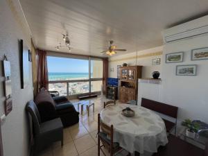 salon ze stołem i widokiem na ocean w obiekcie Saint-Cyprien : T2 cabine, climatisé, 6 pers, animaux admis, parking sécurisé - FR-1-106-78 w mieście Saint-Cyprien