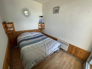 sypialnia z łóżkiem i lustrem na ścianie w obiekcie Saint-Cyprien : T2 cabine, climatisé, 6 pers, animaux admis, parking sécurisé - FR-1-106-78 w mieście Saint-Cyprien