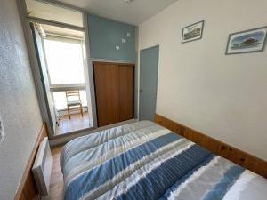 mała sypialnia z łóżkiem i oknem w obiekcie Saint-Cyprien : T2 cabine, climatisé, 6 pers, animaux admis, parking sécurisé - FR-1-106-78 w mieście Saint-Cyprien