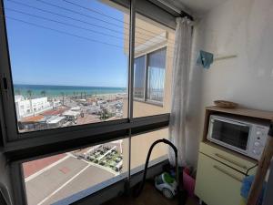 Kuchnia lub aneks kuchenny w obiekcie Saint-Cyprien : T2 cabine, climatisé, 6 pers, animaux admis, parking sécurisé - FR-1-106-78