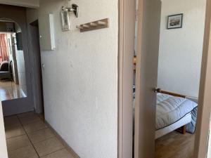 Łóżko lub łóżka w pokoju w obiekcie Saint-Cyprien : T2 cabine, climatisé, 6 pers, animaux admis, parking sécurisé - FR-1-106-78