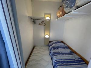 Łóżko lub łóżka w pokoju w obiekcie Saint-Cyprien : T2 cabine, climatisé, 6 pers, animaux admis, parking sécurisé - FR-1-106-78