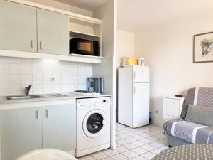 Kuchnia lub aneks kuchenny w obiekcie Appartement familial avec piscine, terrasse et parking au Lavandou - 5 couchages - FR-1-251-487