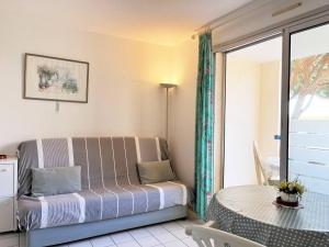 Część wypoczynkowa w obiekcie Appartement familial avec piscine, terrasse et parking au Lavandou - 5 couchages - FR-1-251-487