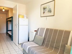Kuchnia lub aneks kuchenny w obiekcie Appartement familial avec piscine, terrasse et parking au Lavandou - 5 couchages - FR-1-251-487