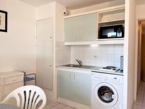 Kuchnia lub aneks kuchenny w obiekcie Appartement familial avec piscine, terrasse et parking au Lavandou - 5 couchages - FR-1-251-487