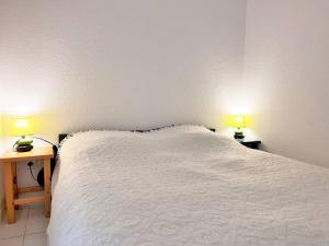 Łóżko lub łóżka w pokoju w obiekcie Appartement familial avec piscine, terrasse et parking au Lavandou - 5 couchages - FR-1-251-487