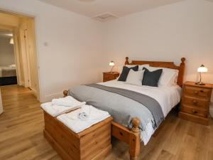 een slaapkamer met een groot bed en 2 nachtkastjes bij 4 Green Farm Cottage in Chester