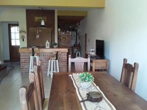 cocina y comedor con mesa de madera en Hermoso Dúplex Playa Unión Rawson en Rawson