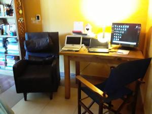 escritorio con ordenador portátil y ordenador en Hermoso Dúplex Playa Unión Rawson en Rawson