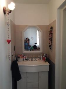 una persona che scatta una foto di un lavandino in bagno di Hermoso Dúplex Playa Unión Rawson a Rawson
