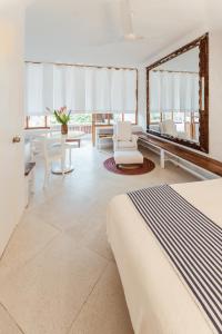 - une chambre avec un lit, une table et des chaises dans l'établissement Loft - 1 bedroom in El Careyes Club, à Careyes