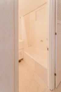 - une porte ouverte menant à une salle de bains pourvue d'une baignoire dans l'établissement Loft - 1 bedroom in El Careyes Club, à Careyes