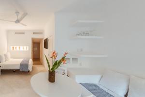 - un salon blanc avec un canapé blanc et une table dans l'établissement Loft - 1 bedroom in El Careyes Club, à Careyes