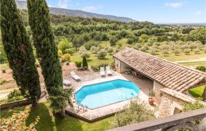 una vista aérea de una casa con piscina en Cozy Home In Oppde With Outdoor Swimming Pool, en Oppède