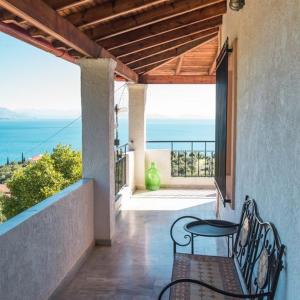 balcón con 2 sillas, mesa y vistas al océano en Aphrodite's maisonette on Corfu island en Barbati
