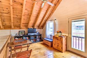 ein Wohnzimmer mit einer Holzdecke und einem Tisch in der Unterkunft Awesome Murphy Cabin with Dock on Nottely River in Murphy