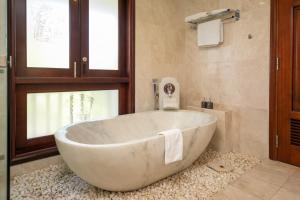 y baño con bañera blanca grande. en Resort Villa Da Nang Luxurious, en Da Nang