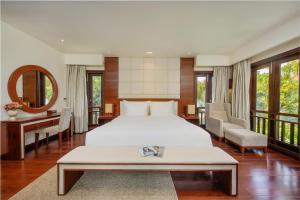 1 dormitorio con 1 cama grande y espejo en Resort Villa Da Nang Luxurious, en Da Nang