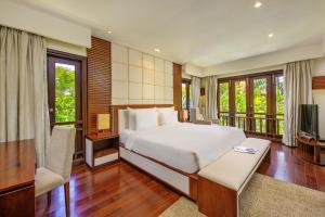 1 dormitorio con 1 cama grande y balcón en Resort Villa Da Nang Luxurious, en Da Nang