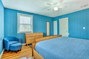 1 dormitorio con paredes azules, 1 cama y 1 silla en Family Vacation Rental 18 Mi to Philadelphia, en Gibbstown