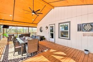patio con mesa y ventilador de techo en Townville Lake House with Private Dock, Kayaks!, en Fair Play