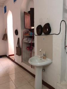 bagno con lavandino in camera di Uko Uko House a Zanzibar City