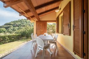 Balkoni atau teres di [Sea view- 5 minutes from the beach] Garden, Wi-Fi, bbq
