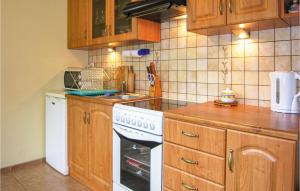 Kuchyň nebo kuchyňský kout v ubytování Stunning Home In Drezdenko With Wifi