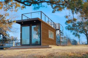 BellmeadThe Bluebonnet-Tiny Container Home Country Setting 12 min to Downtown的一座小建筑,上面有楼梯