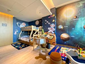 een kinderkamer met een astronomiethema-muur bij Crowne Plaza Huzhou by IHG in Huzhou +143 foto's